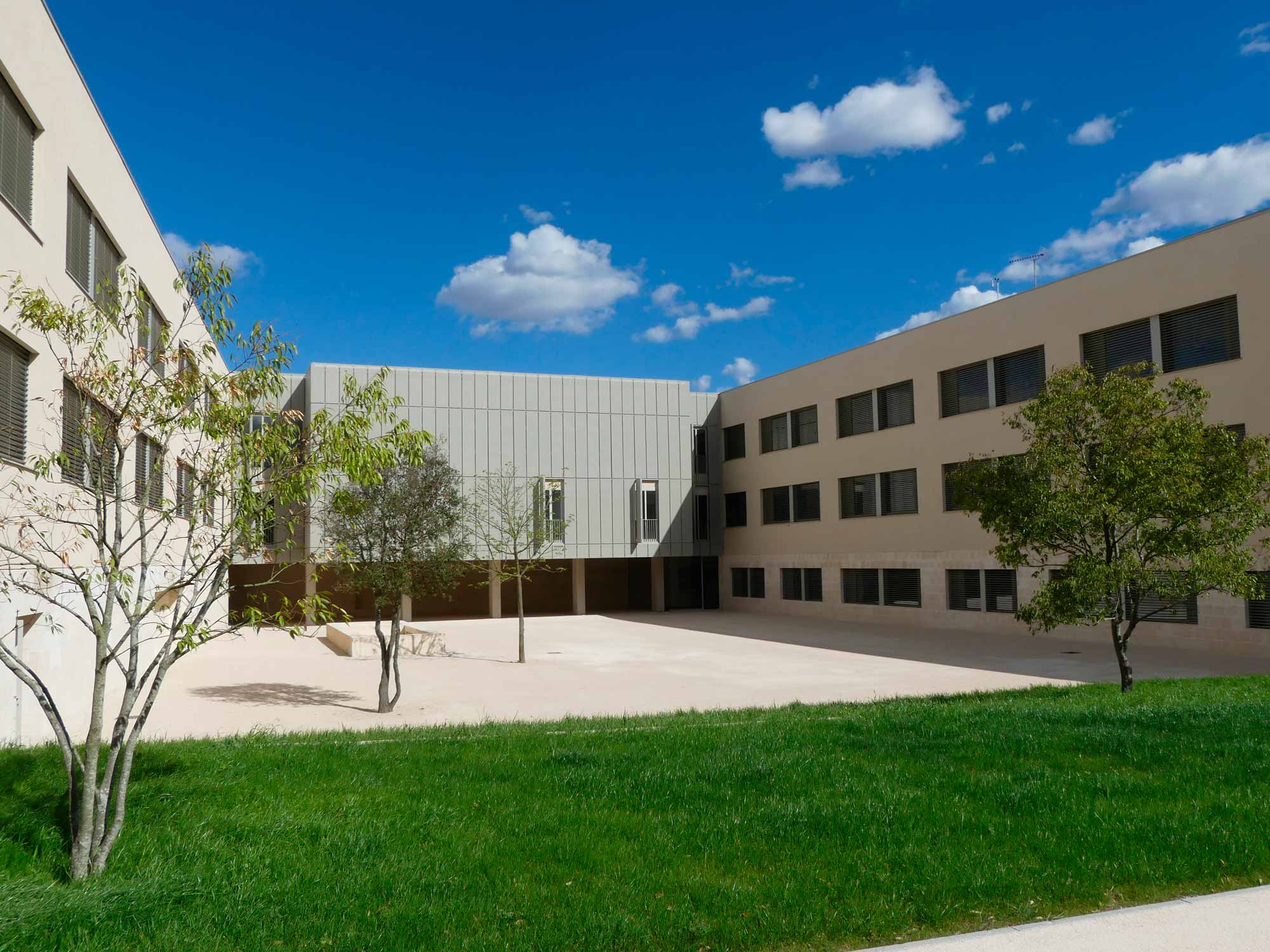 Centre soins Caveirac - cour