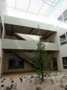 Centre soins Caveirac - patio unité soins