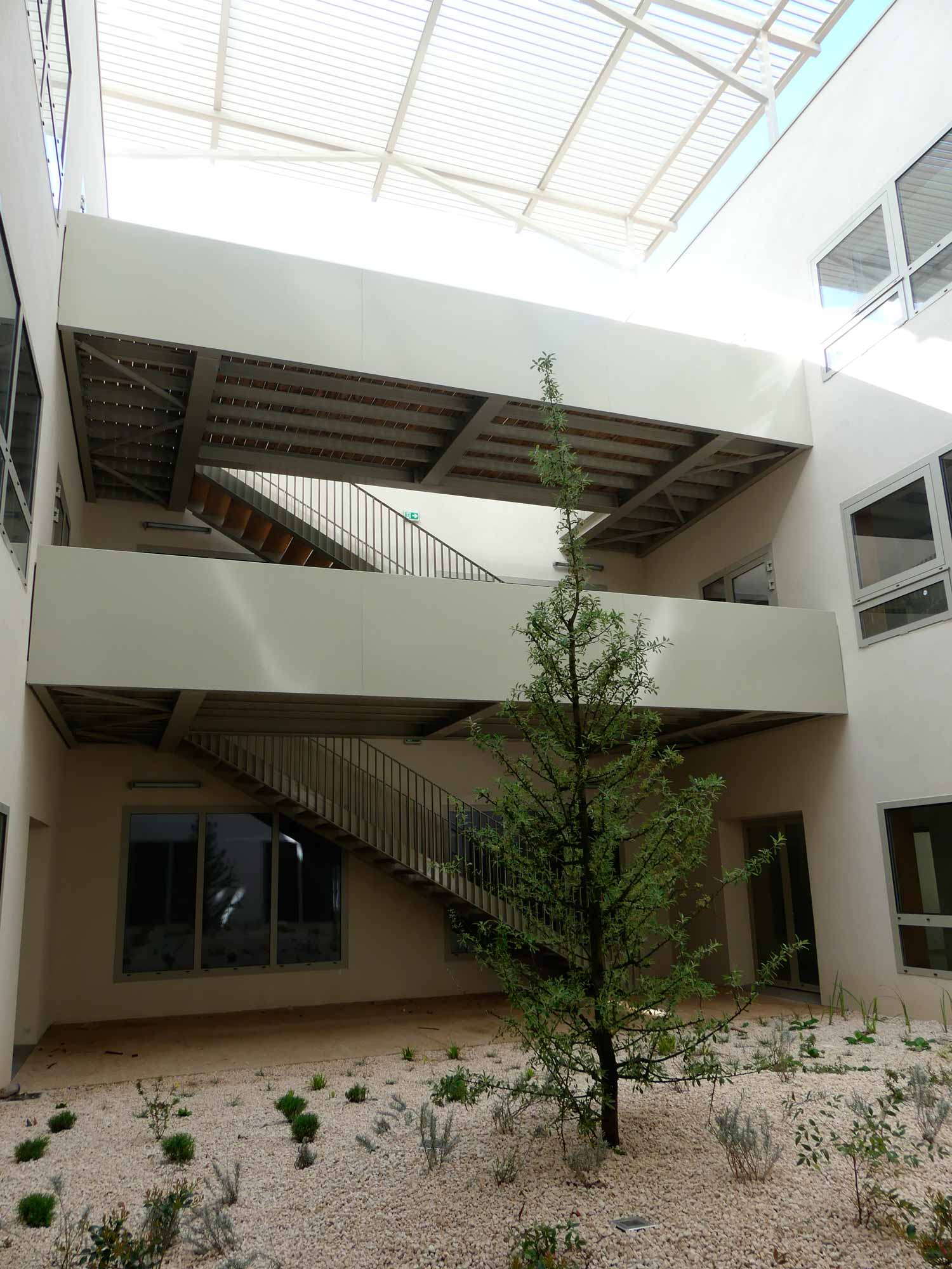 Centre soins Caveirac - patio unité soins