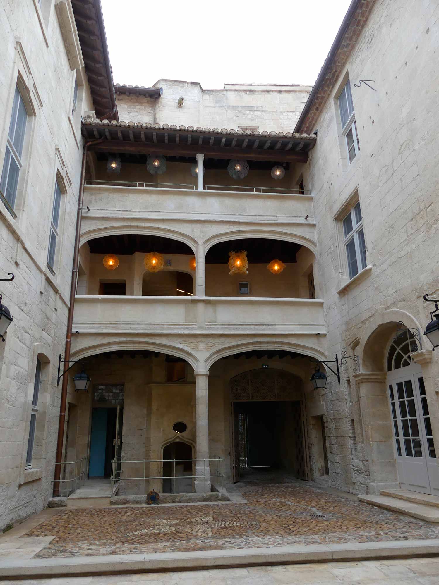 Hotel d'Arlatan - le patio galerie XVe