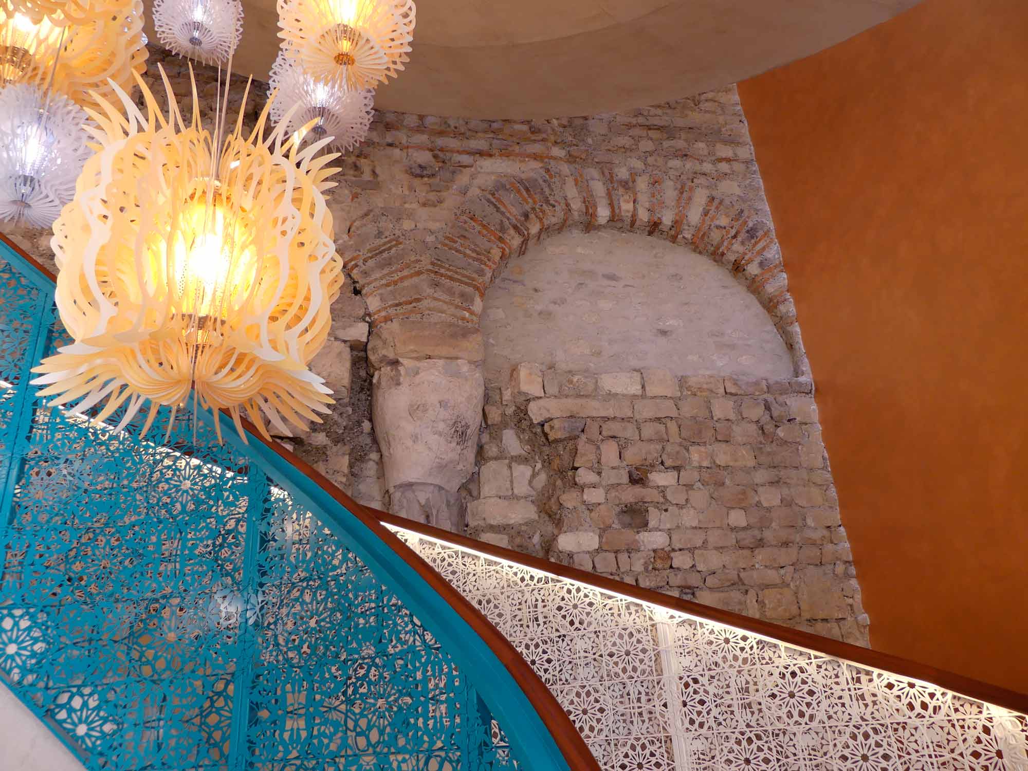 Hotel d'Arlatan - Mur antique depuis la cage d'escalier